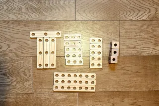 Banco de madera de juguete con herramientas