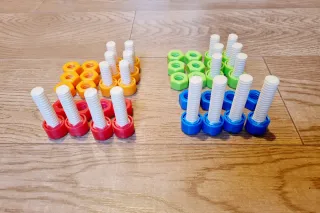 Banco de madera de juguete con herramientas