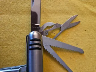 Coltellino multiuso in acciaio