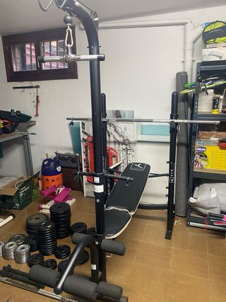 Máquina multifunción y discos de pesas