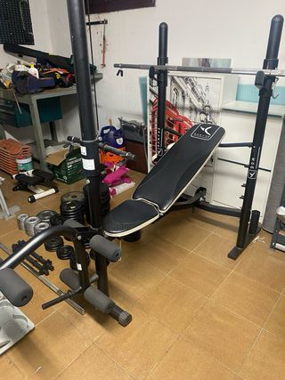 Máquina multifunción y discos de pesas