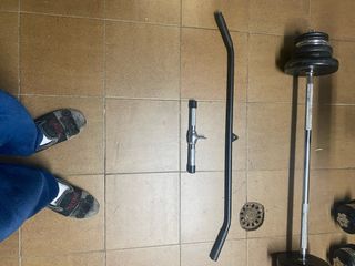 Máquina multifunción y discos de pesas