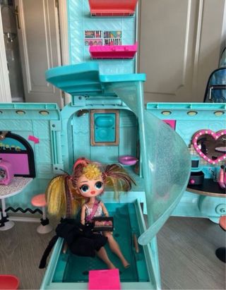 Caravana LOL Surprise 4 en 1 + maletin + muñecas