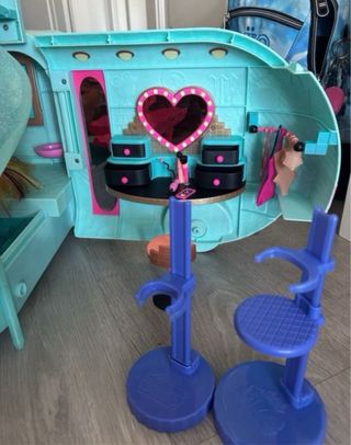 Caravana LOL Surprise 4 en 1 + maletin + muñecas