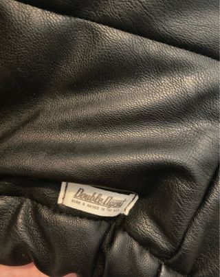 Chaleco corto de cuero negro con capucha