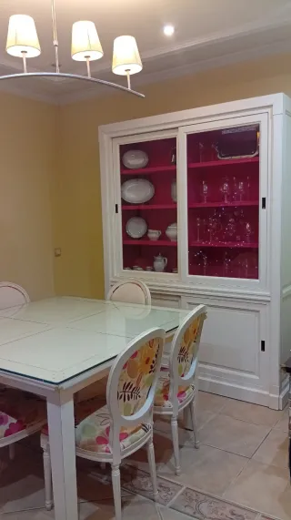 Mesa de comedor y sillas estilo clásico