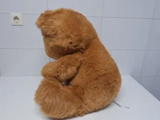 Oso de peluche gigante marrón.