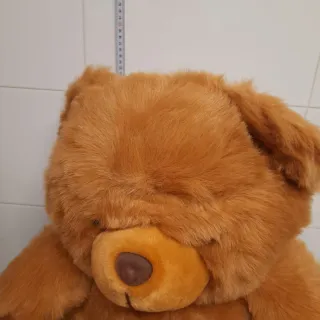 Oso de peluche gigante marrón.