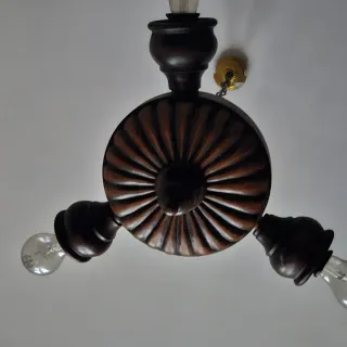 Lámpara antigua de madera con 3 brazos