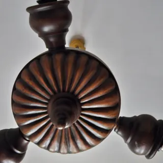 Lámpara antigua de madera con 3 brazos