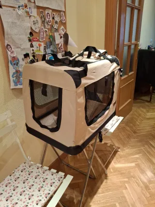 Transportín perro mediano beige y marrón.