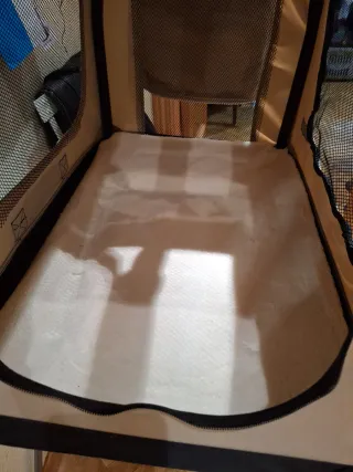 Transportín perro mediano beige y marrón.