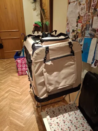 Transportín perro mediano beige y marrón.