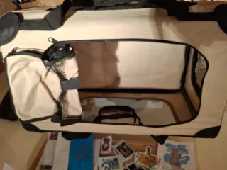 Transportín perro mediano beige y marrón.