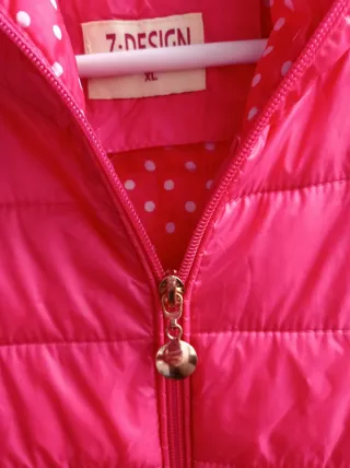 Chubasquero acolchado rosa con capucha