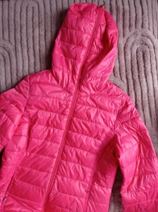 Chubasquero acolchado rosa con capucha