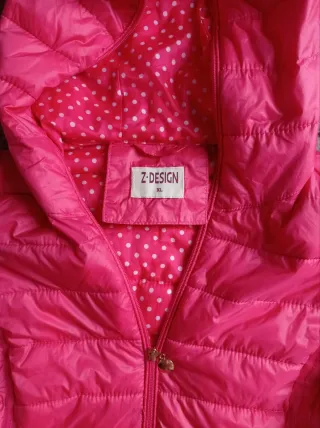 Chubasquero acolchado rosa con capucha