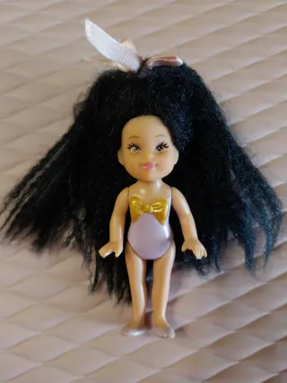 Bambola anni '90 con capelli neri
