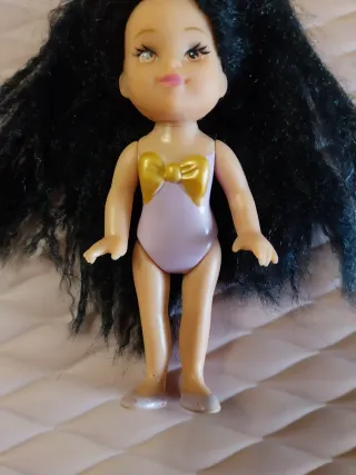 Bambola anni '90 con capelli neri