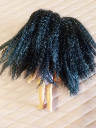 Bambola anni '90 con capelli neri