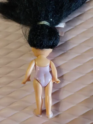 Bambola anni '90 con capelli neri