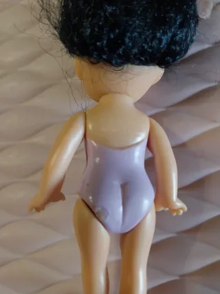 Bambola anni '90 con capelli neri