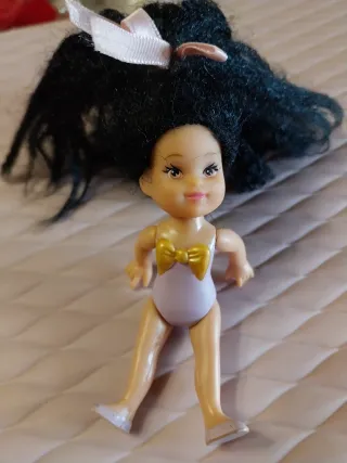Bambola anni '90 con capelli neri