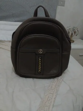 Zainetto marrone con dettagli dorati