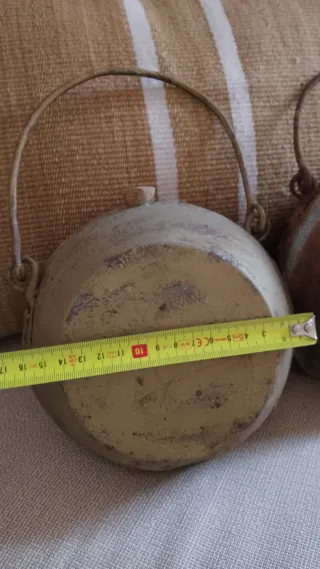 Cantimplora  pintada en Dorado de hierro antigua