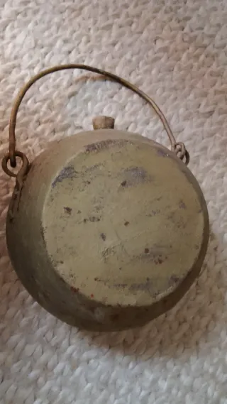 Cantimplora  pintada en Dorado de hierro antigua