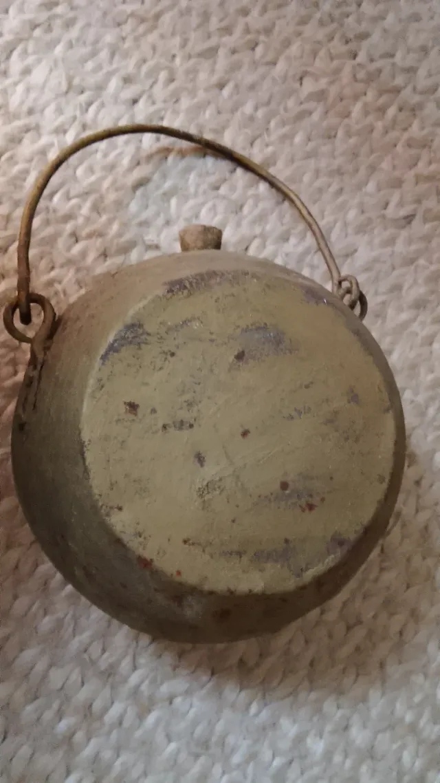 Cantimplora  pintada en Dorado de hierro antigua