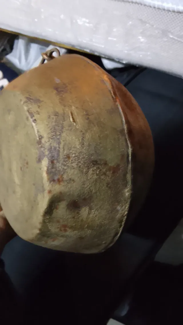 Cantimplora  pintada en Dorado de hierro antigua