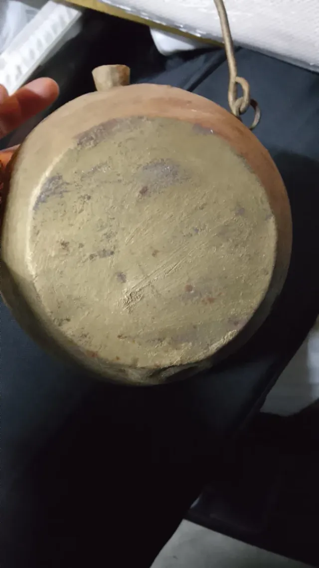 Cantimplora  pintada en Dorado de hierro antigua