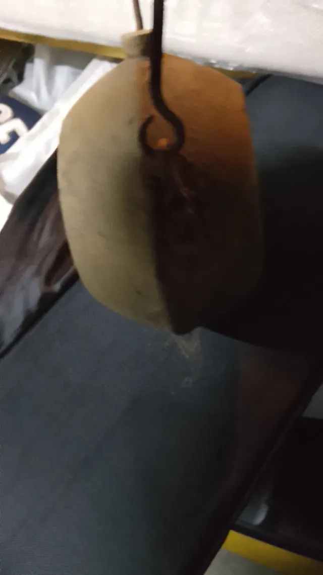 Cantimplora  pintada en Dorado de hierro antigua