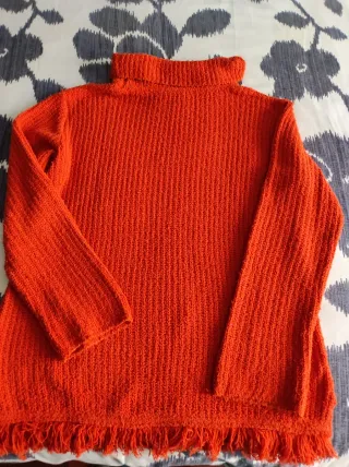 Jersey naranja cuello alto con flecos