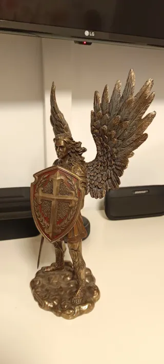 Figura Arcángel San Miguel 37cm estilo bronce