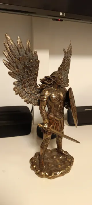 Figura Arcángel San Miguel 37cm estilo bronce