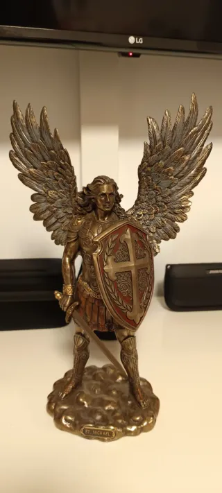 Figura Arcángel San Miguel 37cm estilo bronce