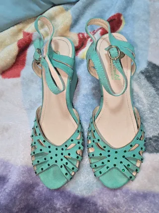 Sandalias cuña verde con pedrería talla 39