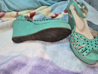 Sandalias cuña verde con pedrería talla 39