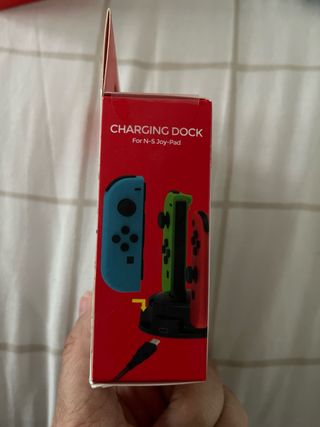 Caricatore per 4 controller Nintendo.