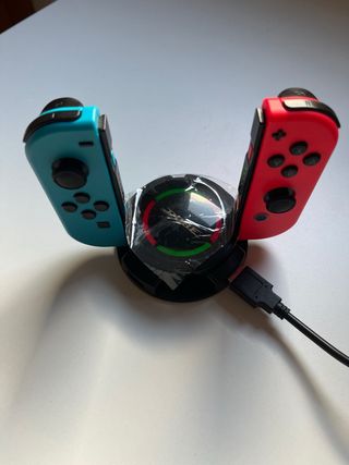 Caricatore per 4 controller Nintendo.