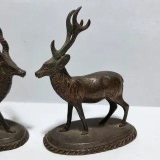 Due antiche sculture in bronzo di cervo e antilope