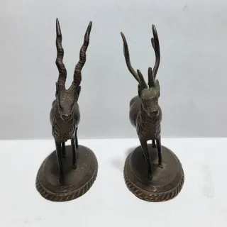 Due antiche sculture in bronzo di cervo e antilope