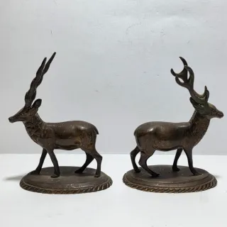 Due antiche sculture in bronzo di cervo e antilope