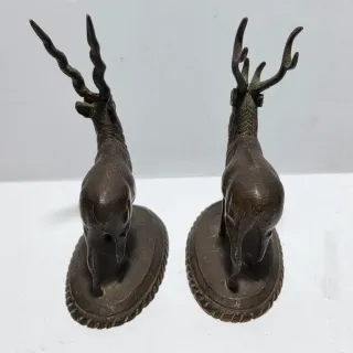 Due antiche sculture in bronzo di cervo e antilope