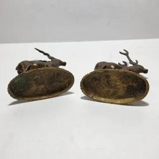 Due antiche sculture in bronzo di cervo e antilope