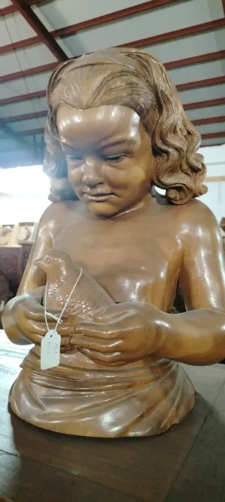 Figura niña con pájaro de madera