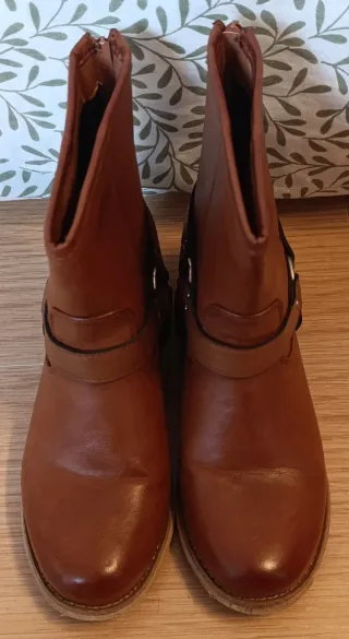 botas castanhas de tamanho médio (37)