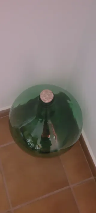 Damajuana con cesta protectora